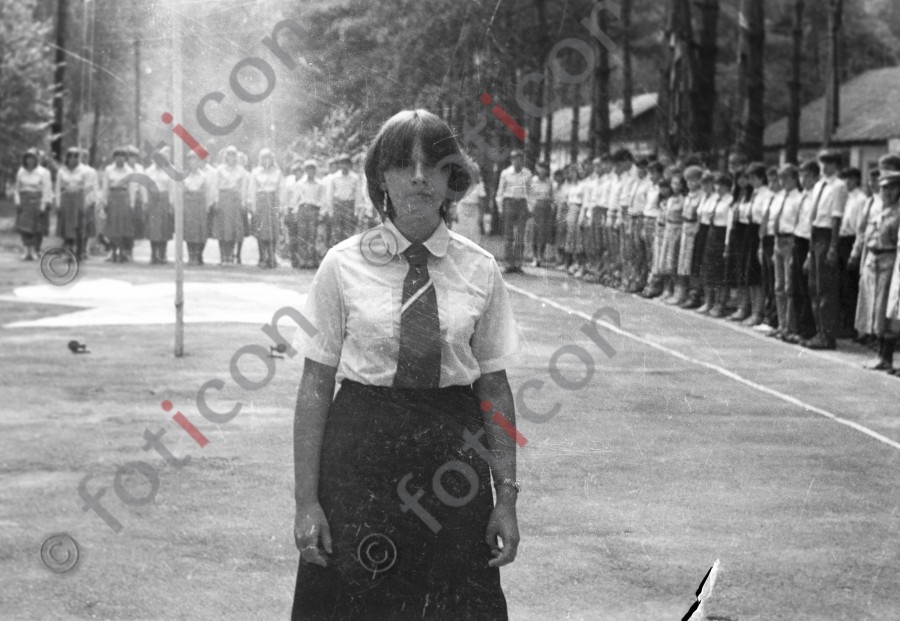 Junge Frau in Uniform | Young woman in uniform - Foto Harder-007_0294Bild002.jpg | foticon.de - Bilddatenbank für Motive aus Geschichte und Kultur